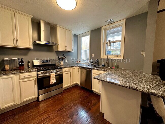Photo - 704 Montclair St