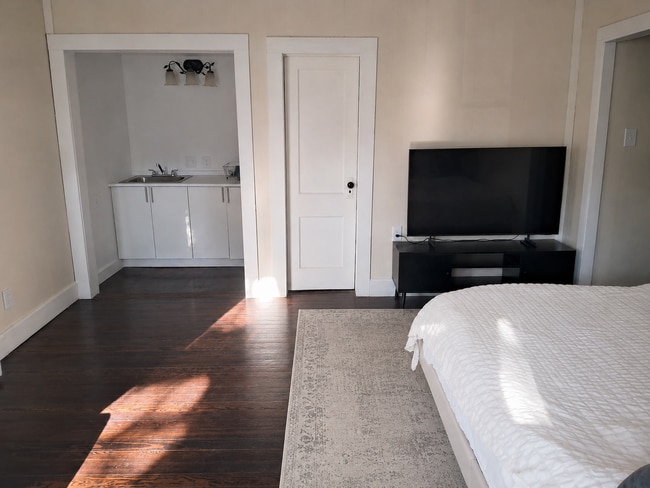 Building Photo - 704 S Anglin St Unit Private Guest House