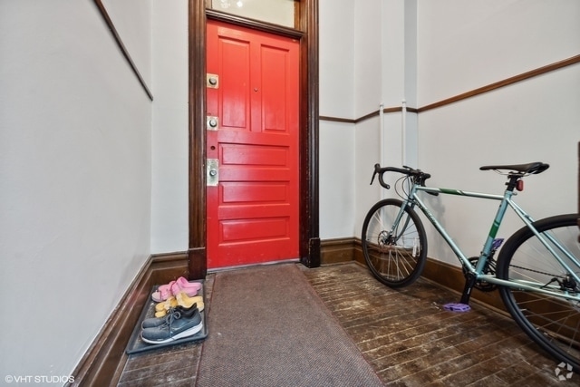 Building Photo - 814 W Newport Ave Rental