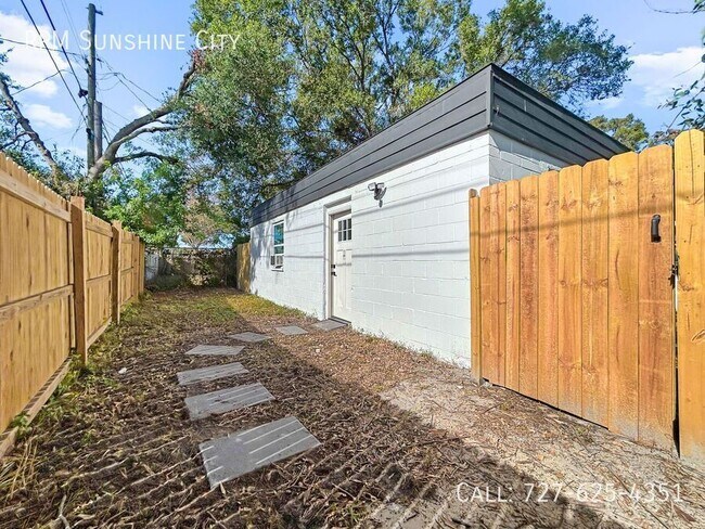 Building Photo - 3684 14th Ave SE Unit 3684 1/2 14th Ave SE