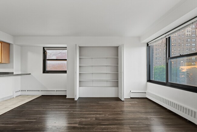 Photo - 6030 N Sheridan Rd