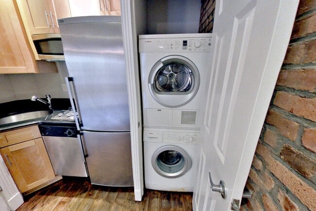 Building Photo - 521 E 5th St