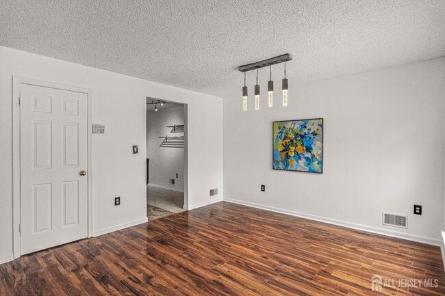 Photo - 115 Albury Way