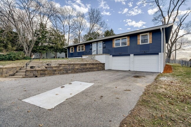 Photo - UPDATED 2 Bedroom Duplex With Garage!!