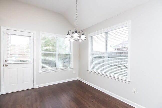 Photo - 6391 Braybourne Main