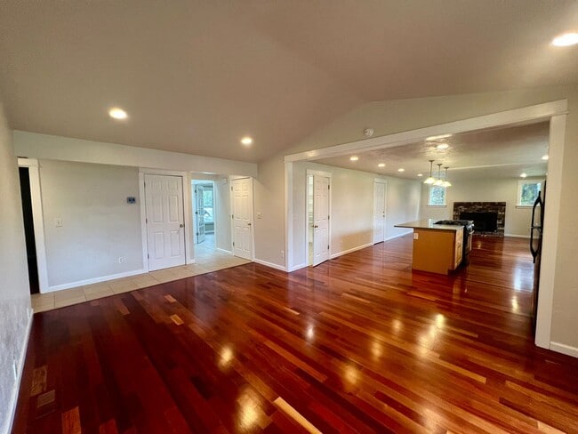 Building Photo - Private Westside 3 BD+Den