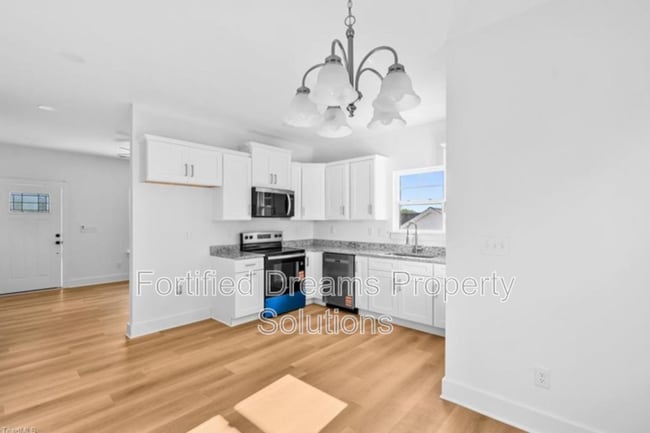 Photo - 103 Roanoke St