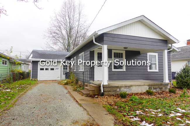 Building Photo - Cute 2 Bed 1 Bath House W/ Attached Garage...