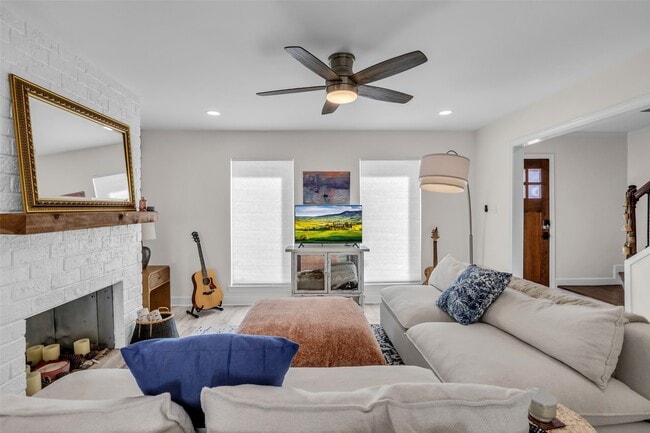Photo - 1223 Saxony Ln
