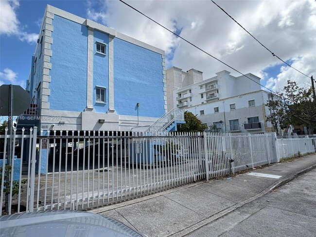 Building Photo - 835 SW 2nd St Unit 205