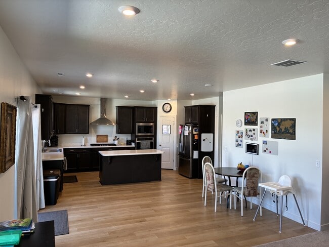 Photo - 724 W Blue Mountain Dr