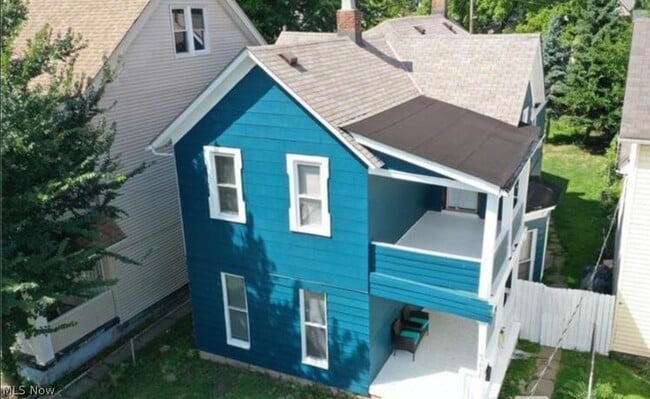 Building Photo - 3010 Daisy Ave Unit Up