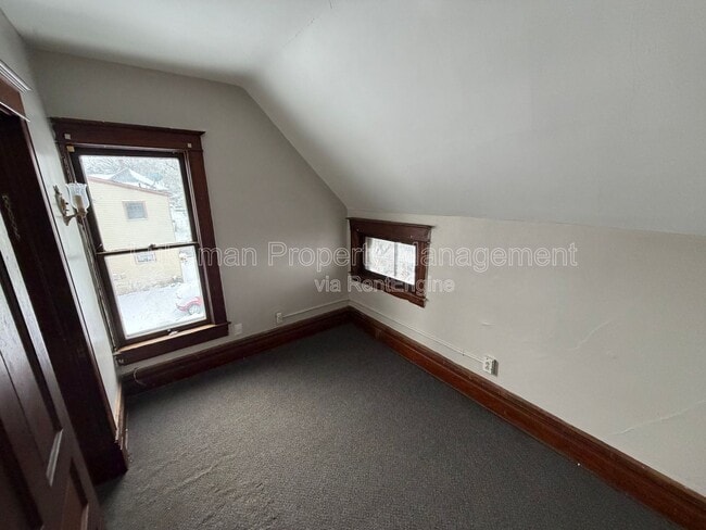 Photo - 515 Village St