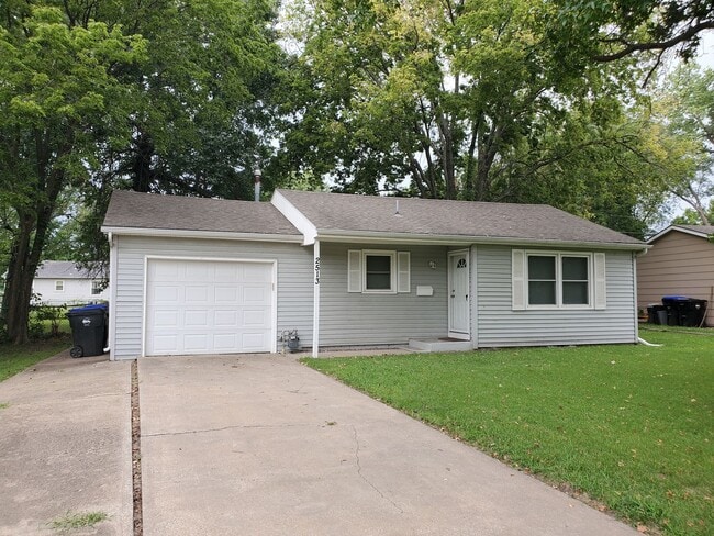 Building Photo - Nice 2 bedroom home with Large backyard! C...