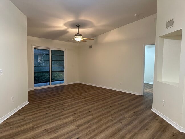 Building Photo - 6019 Scotchwood Gln Unit 201