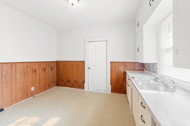 Photo - 415 S Phillips Ave