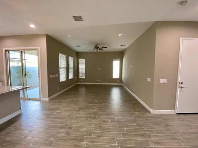 Photo - 612 W Derringer Way