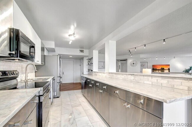 4770 Fountains Dr S Unidad 304