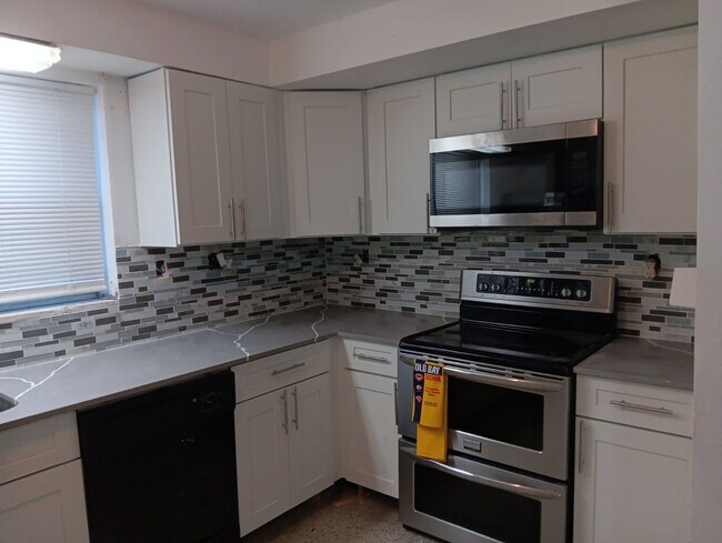 Building Photo - 2630 - YEAA SFH Unit 3/2