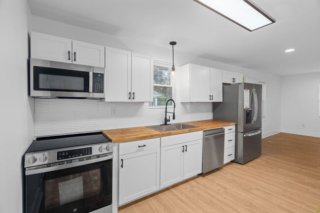 Photo - AVAILABLE NOW at a Good Price. 3 Bed 2 Bath FOR LEASE in Pulaski. $1400 Rent.