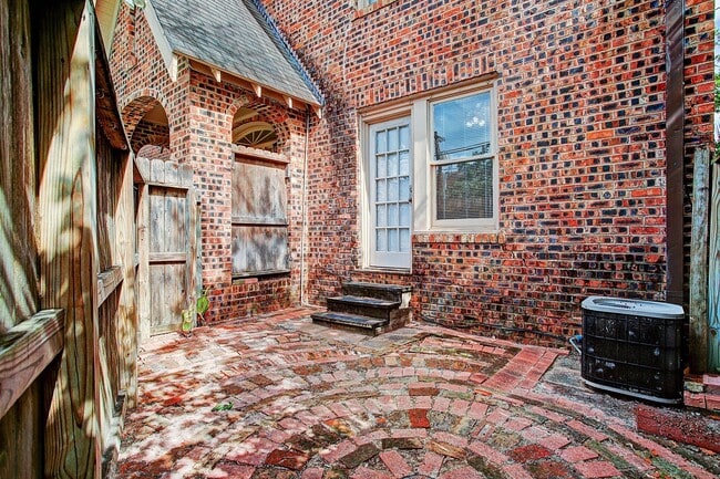 Building Photo - 2323 Park St Unit 1