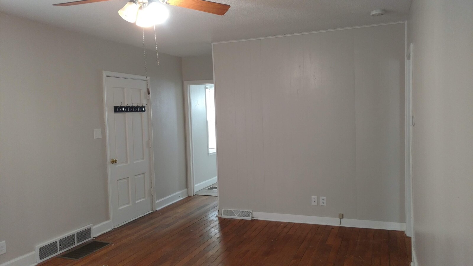 Sala de estar - 906 N 5th Ave W