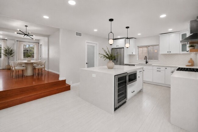 Photo - 17337 Emelita St
