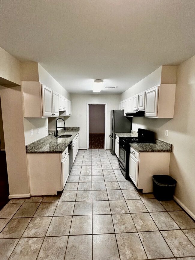 Kitchen - 5815 Cove Landing Rd Unit 102