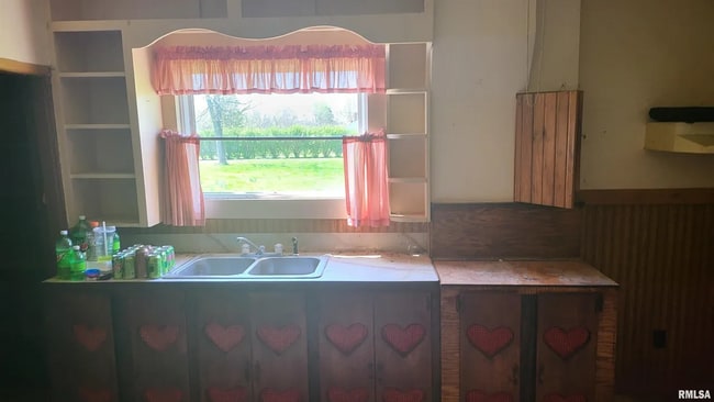 Photo - RICHVIEW, IL - Wood Sided Bungalow with garden shed, new roof and minutes to I-64 - $699 MONTH /...