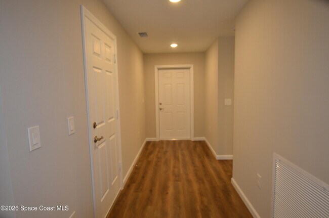 Photo - 350 Dolphin St SE