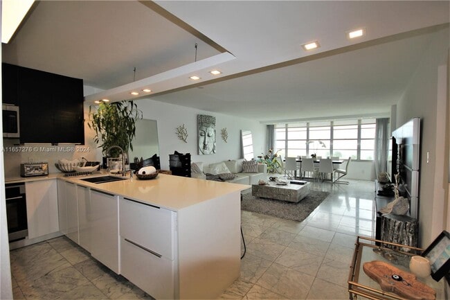Building Photo - 5151 Collins Ave Unit 933 Rental