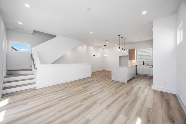 Photo - 6737 Peerless St