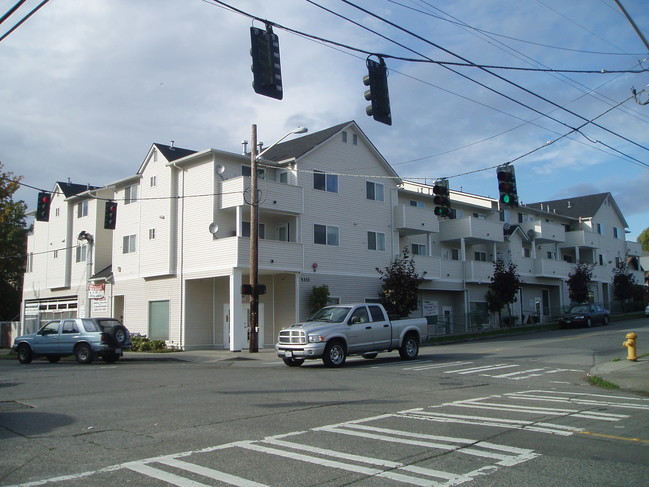 Eagle Ridge Plaza - Eagle Ridge Plaza Apartments