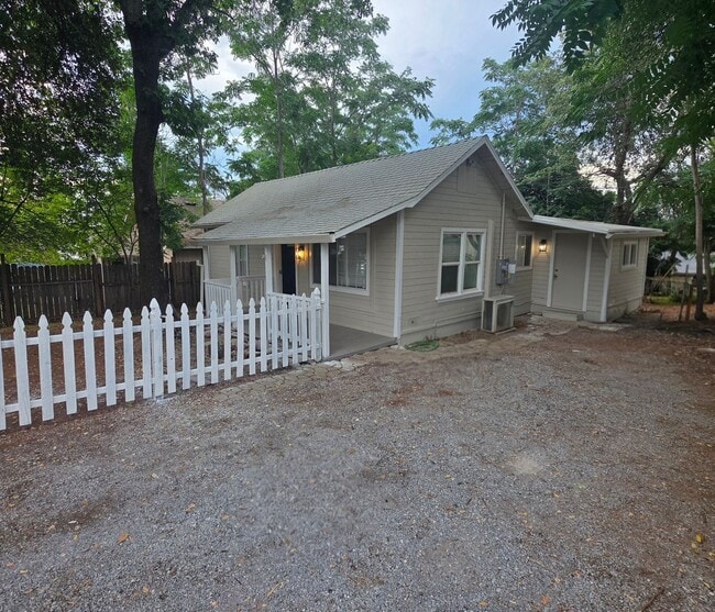 Building Photo - FULLY REMODELED 2 BED 1 BATH HOUSE READY NOW IN SHASTA LAKE CITY