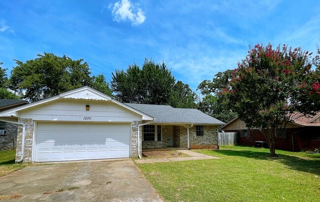 Building Photo - Charling 3bd 2 ba house close to the Unive...