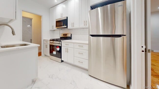 Building Photo - 66-15 Thornton Pl Unit L4