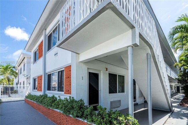 Building Photo - 7311 Byron Ave Unit 3