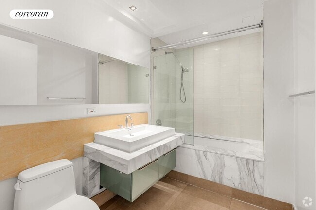 Building Photo - 165 W 18th St Rental