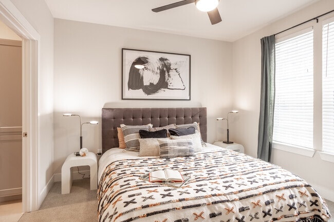 1BR, 1BA - 728SF