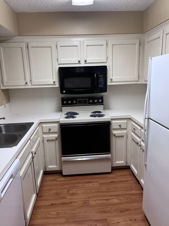 Beautiful 2nd floor condo with vaulted cei... - Beautiful 2nd floor condo with vaulted cei...