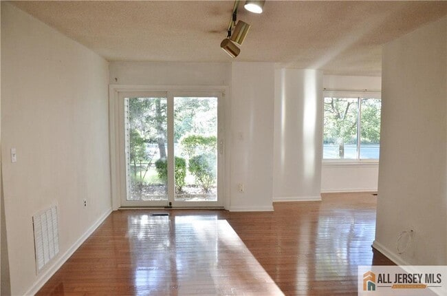 Photo - 87 Farnham Square Unit 287