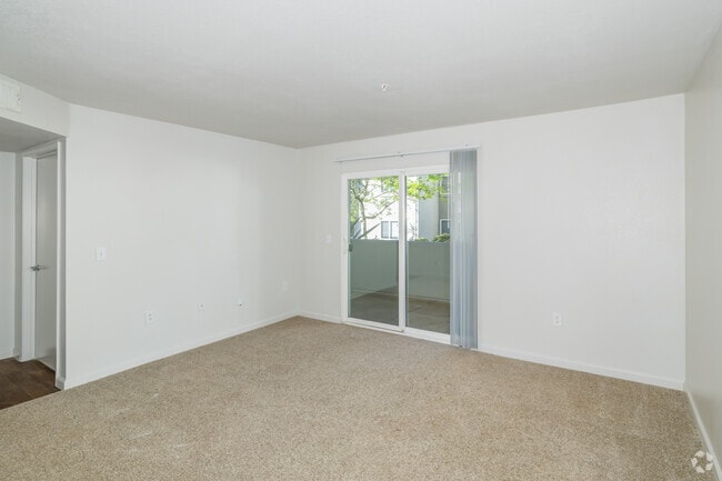 2BR, 1BA 818SF - Living Room