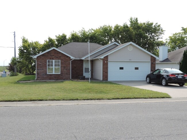 Building Photo - 1303 Fox Run Dr