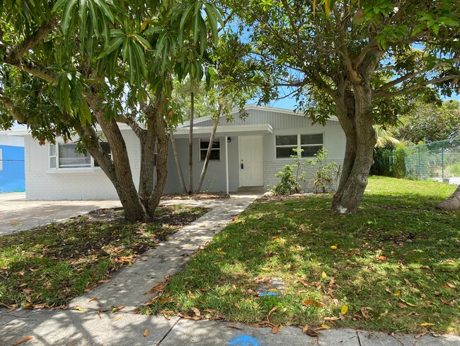 Photo - *** LARGE 4 BEDROOM SINGLE FAMILY HOME!***