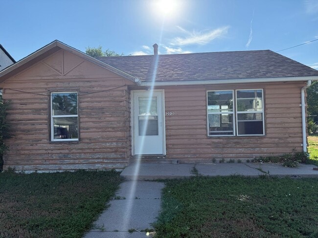 Building Photo - Two Bedroom, One Bathroom Home! Located Cl...