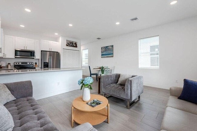 Building Photo - 2677 Hiawatha Ave