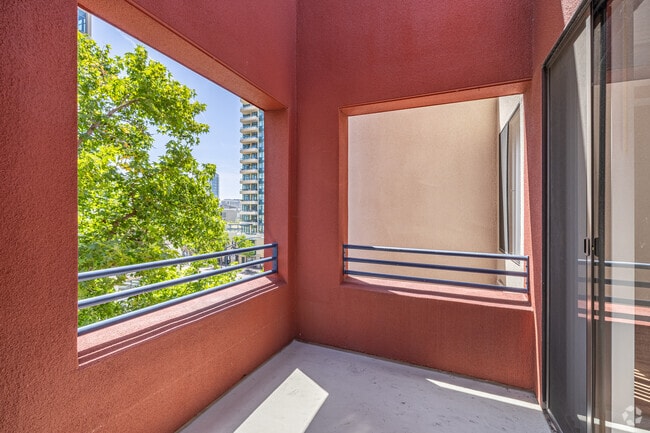 1BR, 1BA - 786SF - Balcony