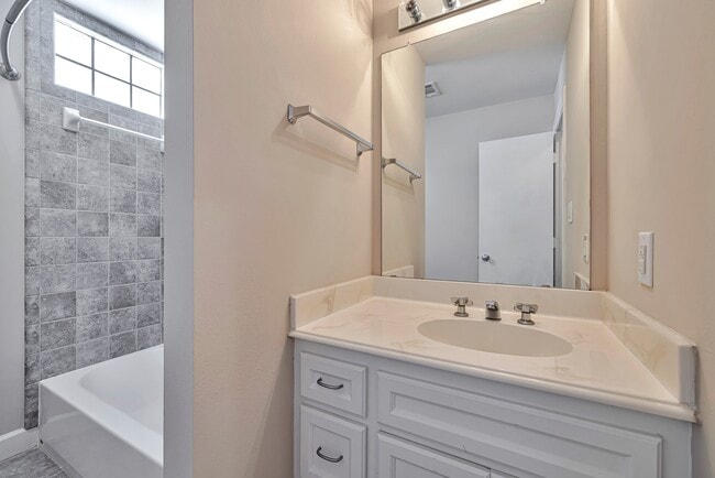 Photo - 648 Westcross St Unidad 801