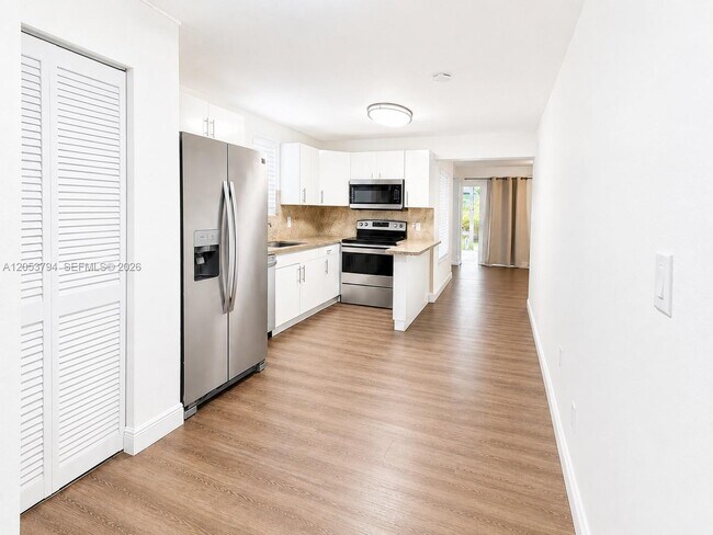 Photo - 985 SW 10th St Unidad 3