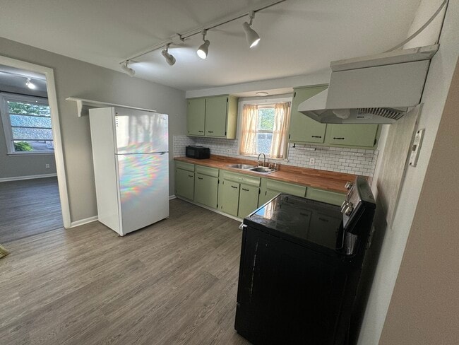 Building Photo - 72 Bannard Ave Unit upper